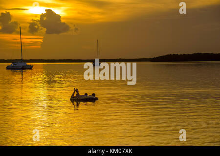 Coucher du soleil coucher du soleil à keywest key west florida usa avec voile et flottant silhouette personnes heure d'or Banque D'Images