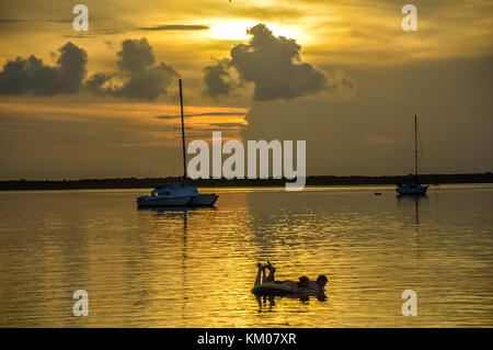 Coucher du soleil coucher du soleil à keywest key west florida usa avec voile et flottant silhouette personnes heure d'or Banque D'Images