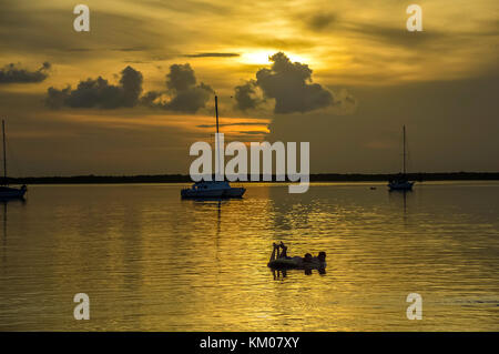 Coucher du soleil coucher du soleil à keywest key west florida usa avec voile et flottant silhouette personnes heure d'or Banque D'Images