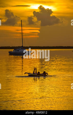 Coucher du soleil coucher du soleil à keywest key west florida usa avec voile et flottant silhouette personnes heure d'or Banque D'Images