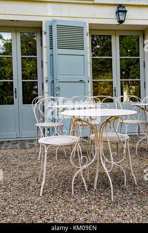 Vintage de chaises et de tables à l'extérieur d'un café à Paris