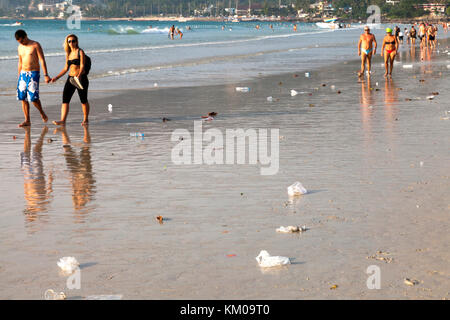 La pollution sur la plage de Patong, Phuket, Thailand Banque D'Images