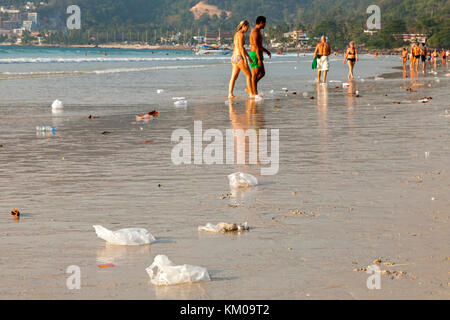 La pollution sur la plage de Patong, Phuket, Thailand Banque D'Images