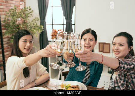 Les femmes en Asie hands holding glasses and toasting, heureux moment festif, entreprise prospère célébration concept. Banque D'Images