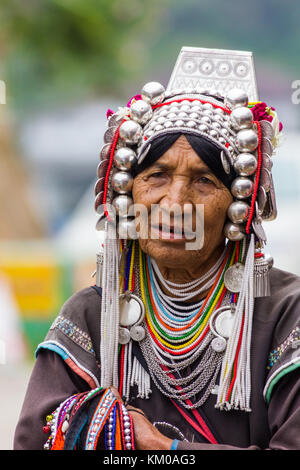 Hilltribe femme Akha à vendre des babioles sur street market, Doi Mae Salong, Chiang Rai, Thaïlande Banque D'Images