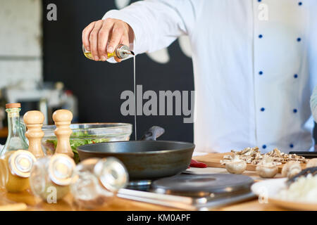 Champignons friture Chef méconnaissable Banque D'Images