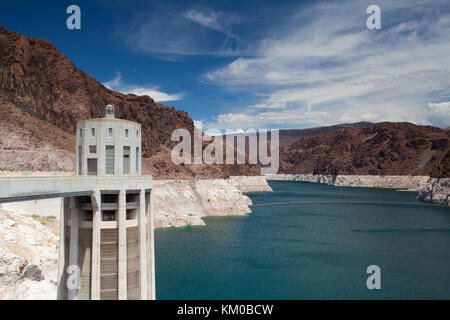 Hoover Dam tours sur le bleu du lac Mead. Hoover Dam est un barrage poids en béton-arch dans le black canyon de la rivière Colorado, à la frontière entre l'e Banque D'Images