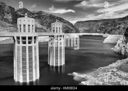 Hoover Dam tours sur le bleu du lac Mead. Hoover Dam est un barrage poids en béton-arch dans le black canyon de la rivière Colorado, à la frontière entre l'e Banque D'Images