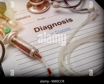 Formulaire de diagnostic, maladie de Hodgkin, équipement d'irrigation au goutte à goutte avec des traces de sang dans un hôpital, conceptual image Banque D'Images