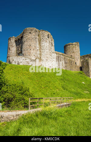 Château de Kidwelly avec l'entrée ronde tours, Carmarthenshire, Pays de Galles du sud Banque D'Images