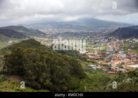 Vue du point de vue mirador de las Mercedes sur San Cristobal de la laguna, les montagnes d'Anaga, île de Tenerife, Canaries, Espagne Banque D'Images