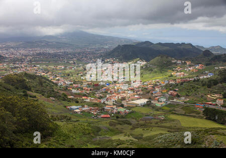 Vue du point de vue mirador de las Mercedes sur San Cristobal de la laguna, les montagnes d'Anaga, île de Tenerife, Canaries, Espagne Banque D'Images