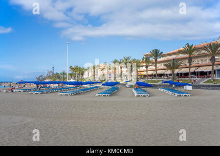 Chaises longues et parasols à la plage, Los Christianos, l'île de Tenerife, Canaries, Espagne Banque D'Images