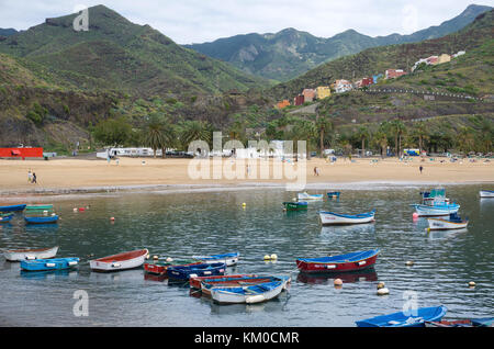 Des bateaux de pêche à la plage populaire de playa teresitas à San Andres, l'île de Tenerife, Canaries, Espagne Banque D'Images