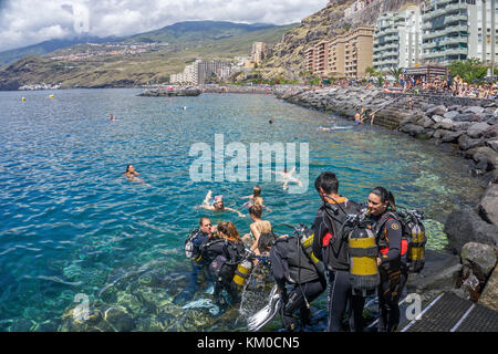 Un groupe de plongée sous marine entrant dans l'eau à radazul, au sud-est de l'île de Tenerife, Canaries, Espagne Banque D'Images