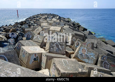 La ressemblance de personnes célèbres peintes sur les brise-vagues, côte à l'auditorium de Ténérife, santa cruz de tenerife, Tenerife island, île des Canaries, Espagne Banque D'Images