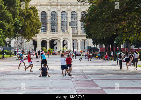 Un groupe de garçons jouant au football cubain sur un boulevard par le musée de la révolution à la Havane en novembre 2015. Banque D'Images