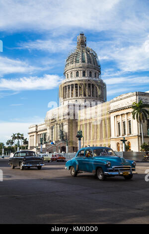 Un cadre coloré de l'image de remplissage des voitures classiques en voyage un matin sur le Paseo del Prado, l'artère principale qui divise la Habana Vieja (old Banque D'Images