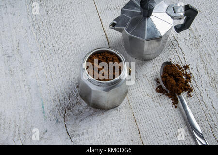 La préparation du café dans une cafetière italienne moka - Banque D'Images