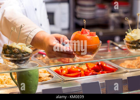 Différents types de snaks, petit canape avec tomates cerises et fruits en brochettes Banque D'Images