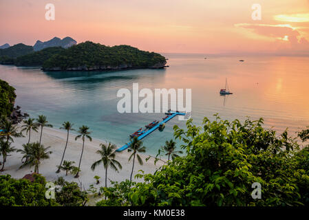 Portrait paysage naturel magnifique plage de Sea Island et pile de pont pour les touristes à ko Wua Ta Lap pendant le lever du soleil de l'île de Mu Ko Ang Thong Banque D'Images