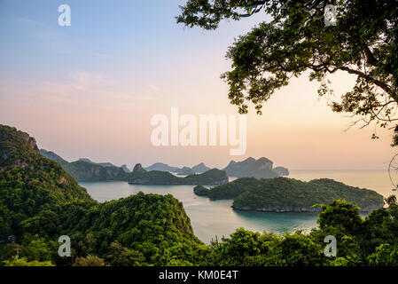 Portrait de ko Wua Ta Lap island, belle nature paysage du lever du soleil sur la mer à mu ko ang thong national marine park est un célèbre tour Banque D'Images