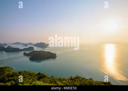 Portrait de ko Wua Ta Lap island, belle nature paysage du lever du soleil sur la mer à mu ko ang thong national marine park est un célèbre tour Banque D'Images