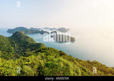 Portrait de ko Wua Ta Lap island, belle nature paysage du lever du soleil sur la mer à mu ko ang thong national marine park est un célèbre tour Banque D'Images