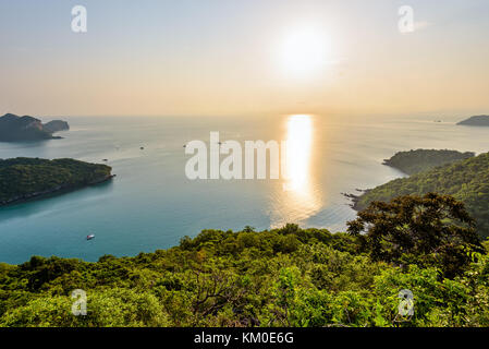 Portrait de ko Wua Ta Lap island, belle nature paysage du lever du soleil sur la mer à mu ko ang thong national marine park est un célèbre tour Banque D'Images