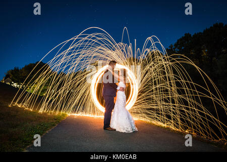 Creative longue exposition light painting avec Bride and Groom portraits après réception de mariage. Banque D'Images