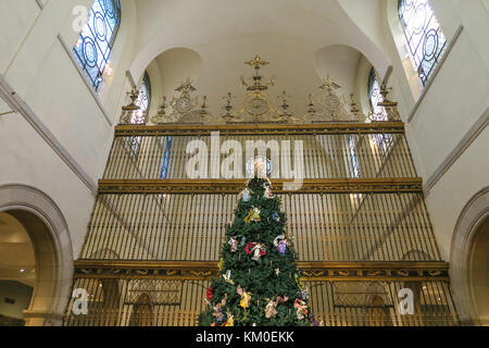 Arbre de Noël dans le hall de sculpture médiévale, le Metropolitan Museum of Art, NEW YORK Banque D'Images