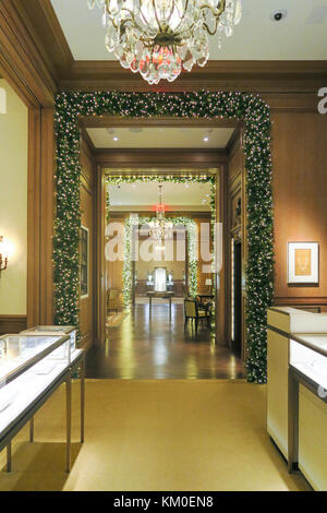 L'intérieur du magasin de bijoux Cartier pendant la saison de vacances, Manhattan, NYC Banque D'Images