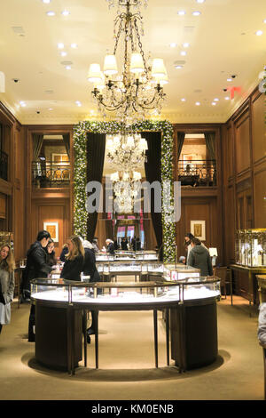 L'intérieur du magasin de bijoux Cartier pendant la saison de vacances, Manhattan, NYC Banque D'Images