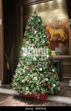 L'intérieur du magasin de bijoux Cartier pendant la saison de vacances, Manhattan, NYC Banque D'Images