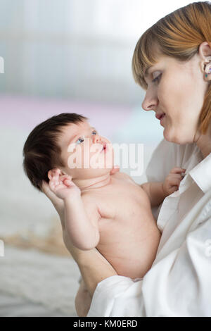 Maman à la pépinière de bébé Bébé à Banque D'Images