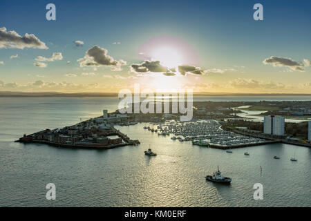 Gosport, Coucher du soleil, à partir de la tour Spinnaker, regard vers l'île de Wight, Portsmouth, Hampshire, England, UK, Royaume-Uni 2017 Banque D'Images