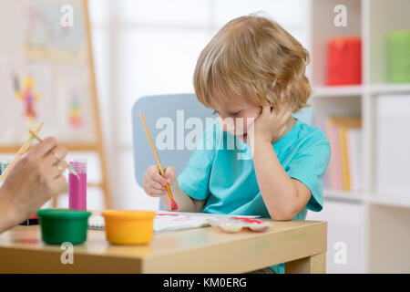 Portrait de petit garçon quelque chose de dessin pour la classe d'art Banque D'Images