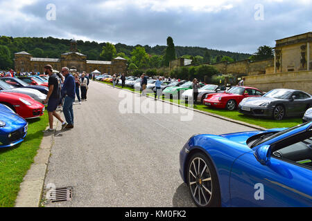 Un rassemblement de voitures de sport exotiques à la réunion du Club des propriétaires de Porsche à Chatsworth House, Derbyshire dans l'été de 2017. Banque D'Images