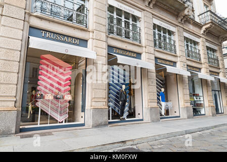 Milan, Italie - 10 août 2017 : Boutique Trussardi dans le centre-ville de Milan. Symbole et concept de luxe, shopping, élégance et fabriqué en Italie Banque D'Images