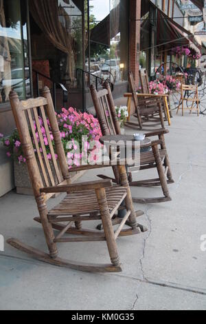 Des chaises berçantes sur berline porche Banque D'Images