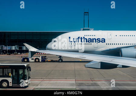 Vue depuis l'intérieur d'un avion de Lufthansa un airbus A380 dans l'aire de stationnement à l'aéroport de Francfort. Banque D'Images