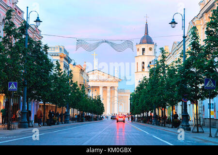 Vilnius, Lituanie - 6 juin 2017 : gediminas Street view sur la place de la cathédrale et Bell Tower dans le centre-ville historique de Vilnius, Lituanie du su. Banque D'Images
