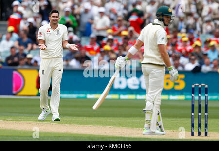 L'Angleterre James Anderson réagit après un appel pour le guichet de l'Australie pendant deux jours Tim Paine les cendres test match à l'Adelaide Oval, Adélaïde. Banque D'Images