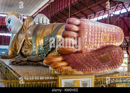 Bouddha couché de Chauk Htat Kyi la pagode, Yangon, Myanmar Banque D'Images