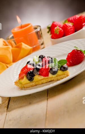 Photo de délicieuse tarte aux fraises en face d'un contexte rural Banque D'Images