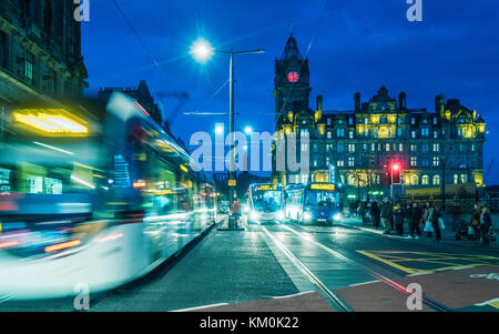 Vue de nuit sur Princes Street avec tramway et bus et Balmoral Hotel à l'arrière à Edimbourg, Ecosse, Royaume-Uni. Banque D'Images