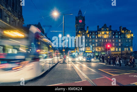 Vue de nuit sur Princes Street avec tramway et bus et Balmoral Hotel à l'arrière à Edimbourg, Ecosse, Royaume-Uni. Banque D'Images