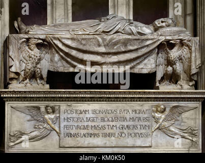 Tombe de Leonardo Bruni 1370 – 1444 par Bernardo Rossellino 1450 Monument funéraire - tombe de Santa Croce ( la Basilique de Santa Croce est la principale église franciscaine de Florence ) Italie Leonardo Bruni (ou Leonardo Aretino) 1370 – 1444 était un humaniste, historien et homme d'État italien, Souvent reconnu comme l'historien humaniste le plus important de l'église et du musée Santa Croche de la Renaissance, par Leon Battista Alberti 1470 Florence Italie ( la Basilique de Santa Croce église franciscaine de Florence, Italie. e Piazza di Santa Croce, Toscane italienne, Italie, les inhumations: Michel-Ange, Galil Banque D'Images