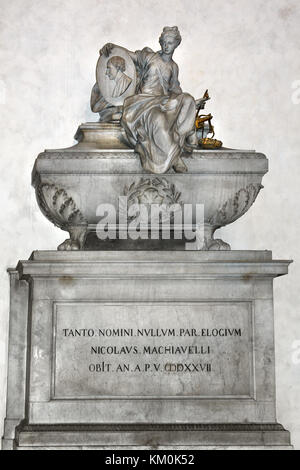 Monument funéraire Machiavel - tombe de Santa Croce ( la Basilique de Santa Croce est la principale église franciscaine de Florence ) Italie ( Niccolò di Bernardo dei Machiavel 1469 – 1527 était un diplomate italien, homme politique, historien, philosophe, humaniste, Et écrivain de la période de la Renaissance ) Eglise et musée de Santa Croche, par Leon Battista Alberti 1470 Florence Italie ( la Basilique de Santa Croce église franciscaine de Florence, Italie. e Piazza di Santa Croce, Toscane italienne, Italie, les inhumations: Michel-Ange, Galileo Galilei, Niccolo Machiavel, Architectes, Filippo Brunelleschi, Arno Banque D'Images