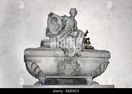 Monument funéraire Machiavel - tombe de Santa Croce ( la Basilique de Santa Croce est la principale église franciscaine de Florence ) Italie ( Niccolò di Bernardo dei Machiavel 1469 – 1527 était un diplomate italien, homme politique, historien, philosophe, humaniste, Et écrivain de la période de la Renaissance ) Eglise et musée de Santa Croche, par Leon Battista Alberti 1470 Florence Italie ( la Basilique de Santa Croce église franciscaine de Florence, Italie. e Piazza di Santa Croce, Toscane italienne, Italie, les inhumations: Michel-Ange, Galileo Galilei, Niccolo Machiavel, Architectes, Filippo Brunelleschi, Arno Banque D'Images